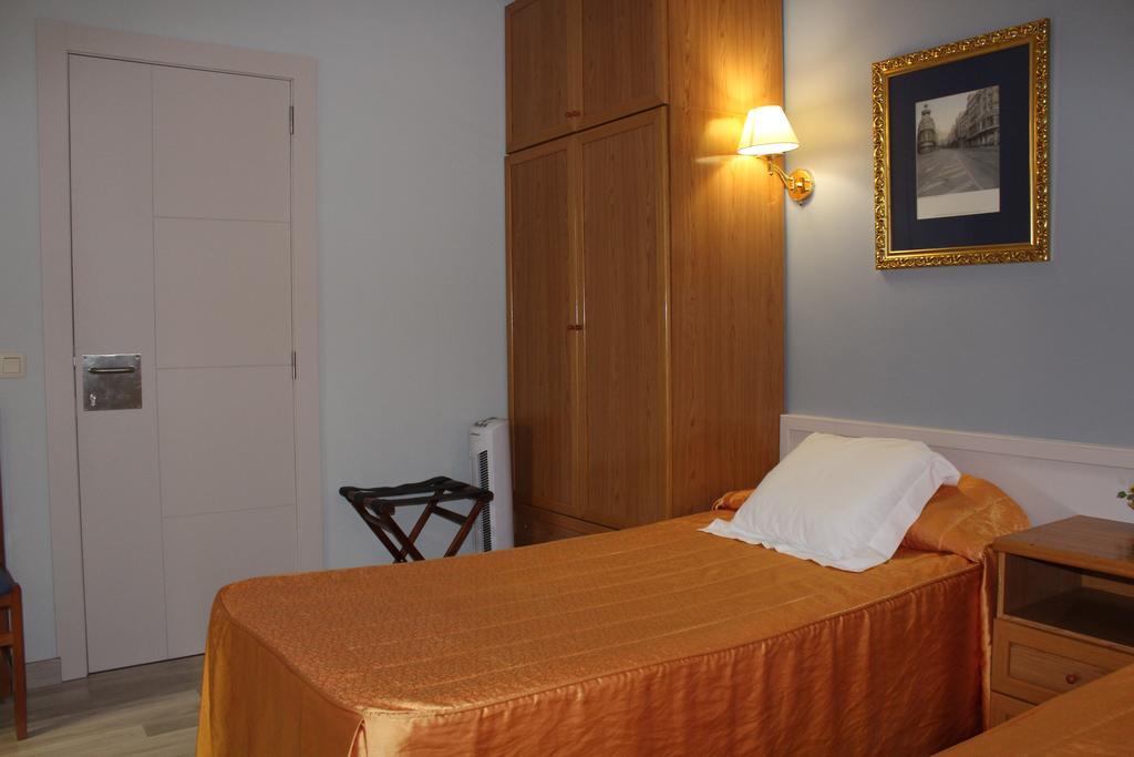 Hostal Montserrat Tona Exterior foto