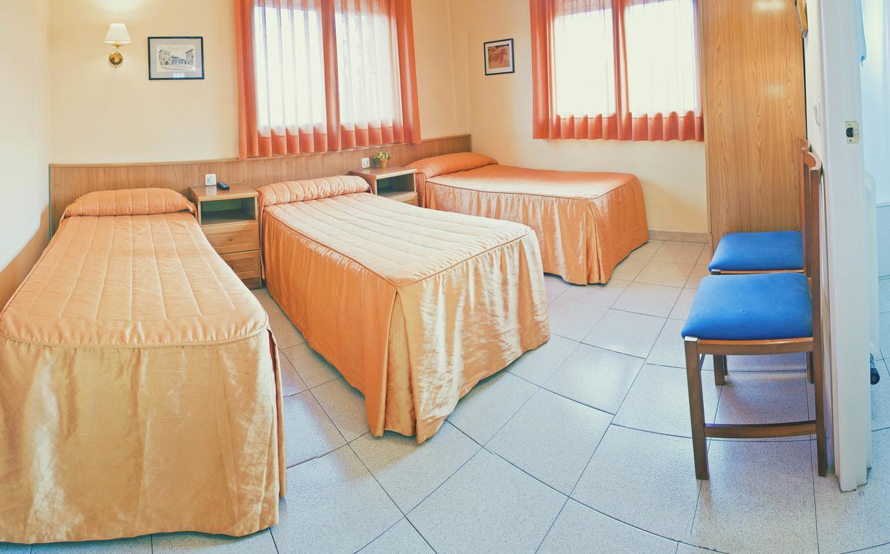 Hostal Montserrat Tona Exterior foto
